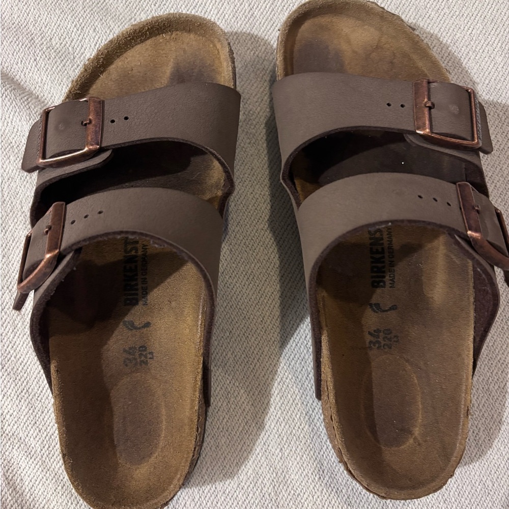 Birkenstock brown Arizona slides. Kids size 34.